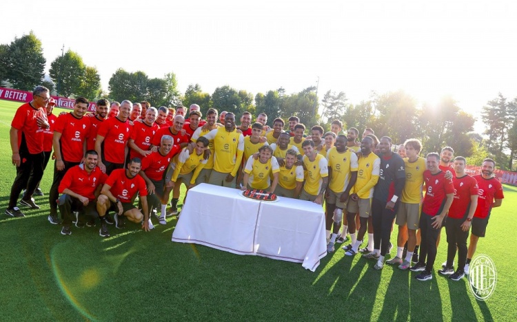 bob半岛体育-米兰官方更新社交媒体，晒全队为莫德里奇过40岁生日