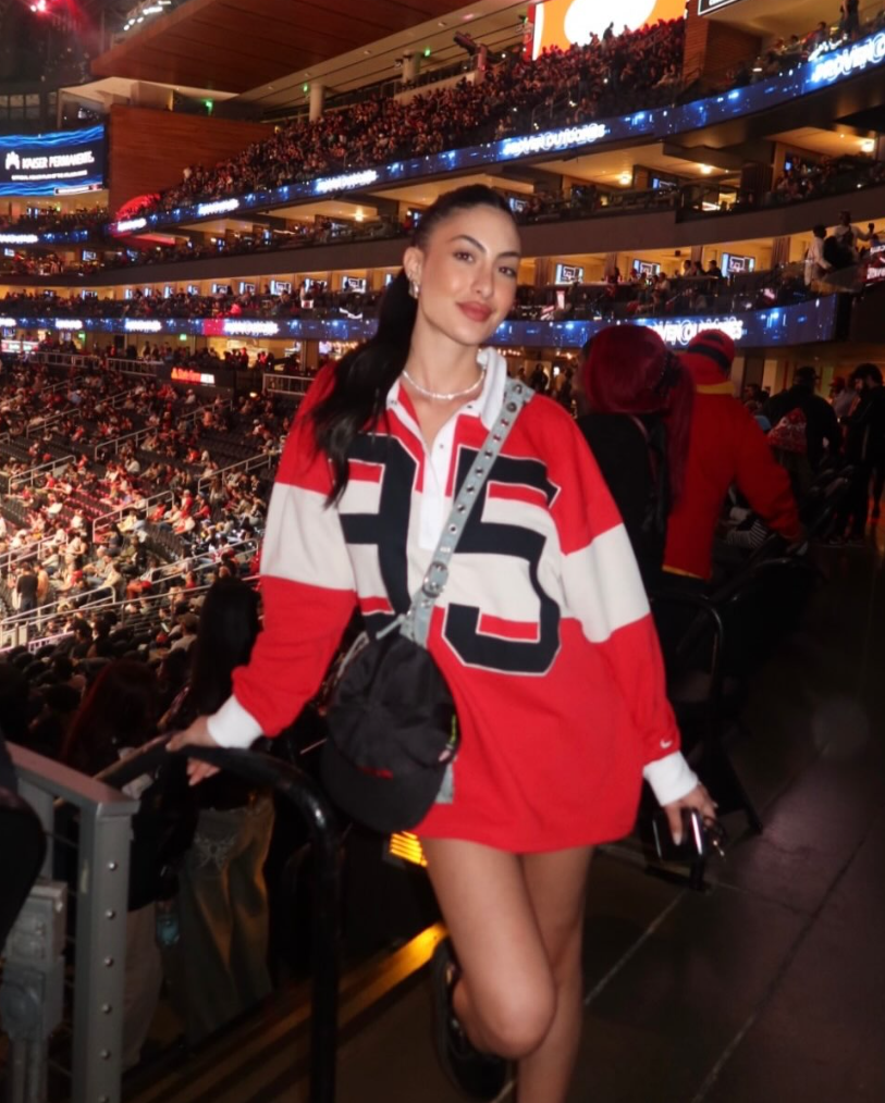 bob半岛体育官网-老鹰美女球迷观战 颜值身材俱佳！主队豪取5连胜领先雄鹿5个胜场